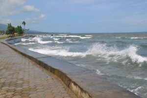 Gelombang Tinggi Hantam Pantai Labuha