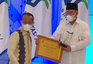Gubernur Maluku Utara Resmi Terima Penghargaan Care Investasi 2021