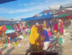 Suasana Berbeda Dengan Tahun Lalu, Warga Padati Pasar Guruapin Jelang Lebaran