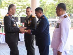 Kapolda Malut Beri Kejutan Kue Ulang Tahun pada HUT ke-79 TNI