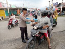 Tebar Kebaikan, Polsek Oba Utara Bagikan Takjil untuk Warga