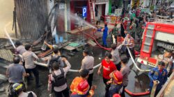Polres Ternate Bantu Damkar Padamkan Kebakaran di Kawasan Pertokoan Gamalama