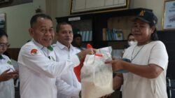 ASN Kemenag Malut Tebar Kepedulian, Bagikan Sembako untuk Warga Sofifi di Momen Hari Santri 2025