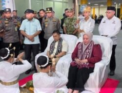 Disambut Prosesi Adat, Kapolda Baru Malut Resmi Tiba di Ternate