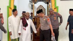 Jumat Keliling, Kapolres Halteng Dekatkan Diri dengan Warga Wedana