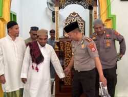 Jumat Keliling, Kapolres Halteng Dekatkan Diri dengan Warga Wedana